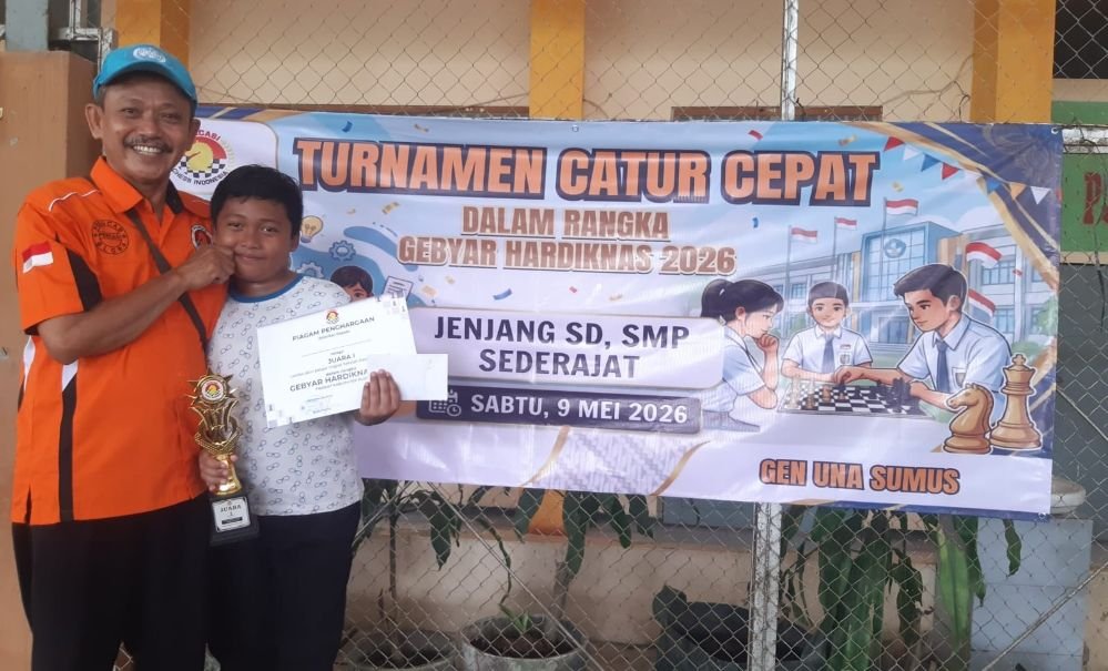 JUARA TURNAMEN CATUR - Siswa SDN 3 Balu, Kecamatan Cepu, Cakti Rajasa Dananjaya Soedarsono, juara turnamen catur tingkat SD se-Kabupaten Blora, pada peringatan Hardiknas. (ist)