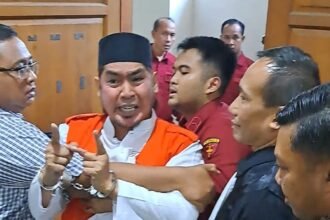 TERDAKWA MENGAMUK--Gus Yazid mengamuk di pengadilan, Rabu (13/6/2026), usai sidang kasus pencucian uang hasil penjualan aset TNI. (bae)