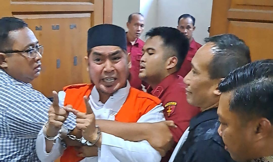 TERDAKWA MENGAMUK--Gus Yazid mengamuk di pengadilan, Rabu (13/6/2026), usai sidang kasus pencucian uang hasil penjualan aset TNI. (bae)