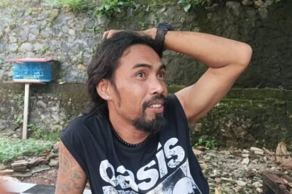 PEGIAT SOSIAL BUDAYA - Konten kreator sekaligus pegiat sosial-budaya, Udin Larahan, pemilik Angkringan West. (dul)