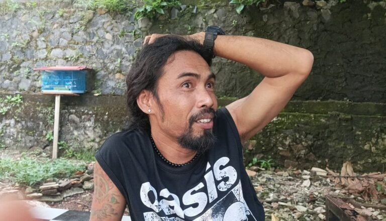 PEGIAT SOSIAL BUDAYA - Konten kreator sekaligus pegiat sosial-budaya, Udin Larahan, pemilik Angkringan West. (dul)