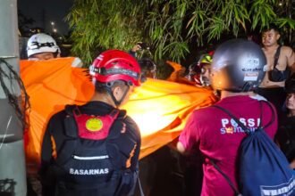 EVAKUASI MAYAT - Beberapa petugas Kepolisian dan Tim Relawan mengevakuasi penemuan mayat yang di temukan di Jl. Gatot Subroto, Purwoyoso, Jum'at. (15/5/2026). (dul)