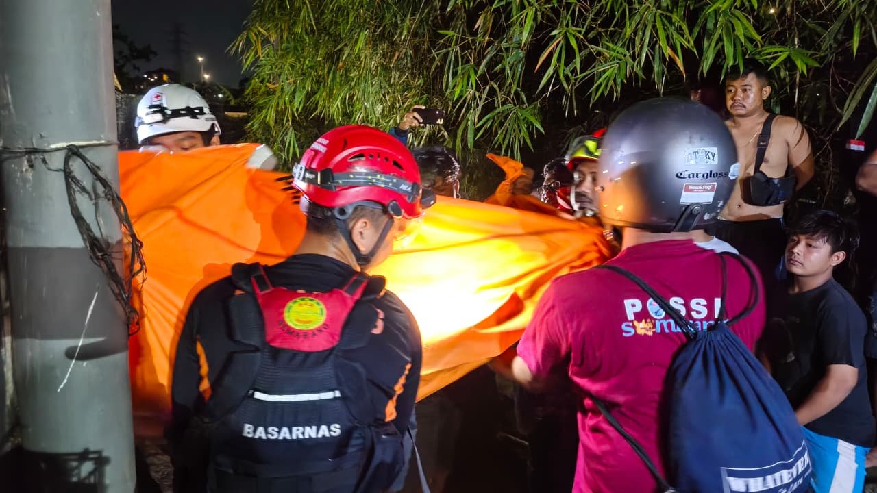 EVAKUASI MAYAT - Beberapa petugas Kepolisian dan Tim Relawan mengevakuasi penemuan mayat yang di temukan di Jl. Gatot Subroto, Purwoyoso, Jum'at. (15/5/2026). (dul)