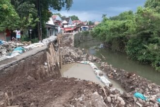 TANGGUL JEBOL - Kondisi Tanggul Jembawan 1 yang ambrol, Jumat (15/5/2026). Tanggul tersebut ambrol diterjang arus setelah hujan deras pada Kamis (14/5/2026). (dul)