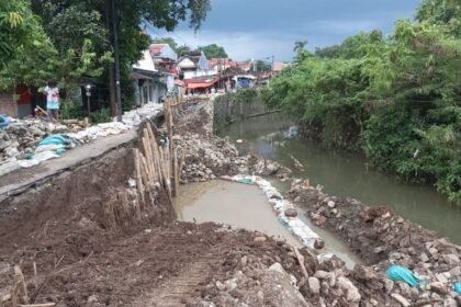 TANGGUL JEBOL - Kondisi Tanggul Jembawan 1 yang ambrol, Jumat (15/5/2026). Tanggul tersebut ambrol diterjang arus setelah hujan deras pada Kamis (14/5/2026). (dul)