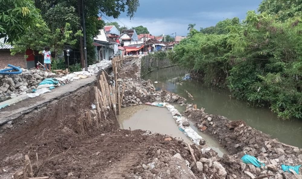 TANGGUL JEBOL - Kondisi Tanggul Jembawan 1 yang ambrol, Jumat (15/5/2026). Tanggul tersebut ambrol diterjang arus setelah hujan deras pada Kamis (14/5/2026). (dul)