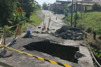 JALAN AMBLES - Jalan di Honggowongso, Ngaliyan, Kota Semarang, ambles dengan panjang sekitar 3-4 meter, Jumat (15/5/2026). (dul)