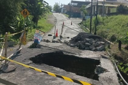 JALAN AMBLES - Jalan di Honggowongso, Ngaliyan, Kota Semarang, ambles dengan panjang sekitar 3-4 meter, Jumat (15/5/2026). (dul)