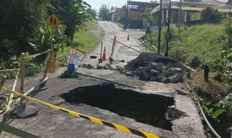 JALAN AMBLES - Jalan di Honggowongso, Ngaliyan, Kota Semarang, ambles dengan panjang sekitar 3-4 meter, Jumat (15/5/2026). (dul)
