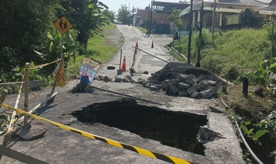 JALAN AMBLES - Jalan di Honggowongso, Ngaliyan, Kota Semarang, ambles dengan panjang sekitar 3-4 meter, Jumat (15/5/2026). (dul)