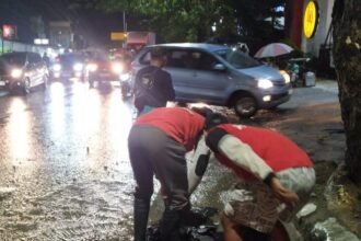 BERSIHKAN LUMPUR--Petugas membersihkan lumpur imbas banjir yang menerjang Ngaliyan, Kota Semarang, Jumat (15/5/2026) malam. (ist)