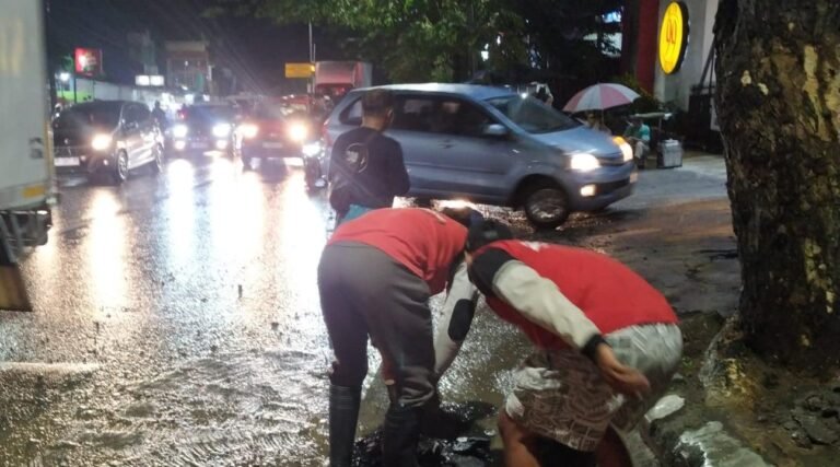 BERSIHKAN LUMPUR--Petugas membersihkan lumpur imbas banjir yang menerjang Ngaliyan, Kota Semarang, Jumat (15/5/2026) malam. (ist)