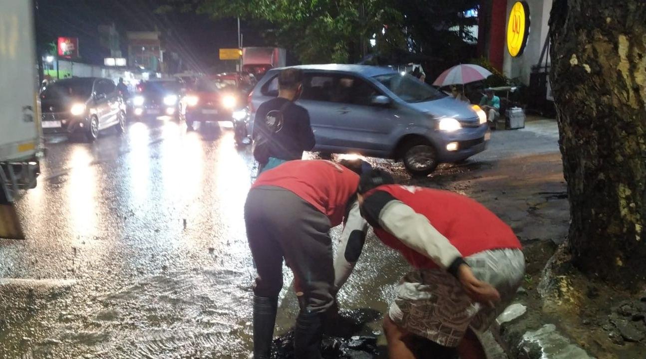 BERSIHKAN LUMPUR--Petugas membersihkan lumpur imbas banjir yang menerjang Ngaliyan, Kota Semarang, Jumat (15/5/2026) malam. (ist)