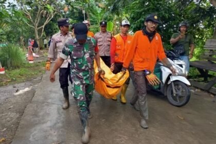KORBAN BANJIR--Tim gabungan mengevakuasi korban hanyut banjir Semarang, Sabtu (16/5/2026). (ist)
