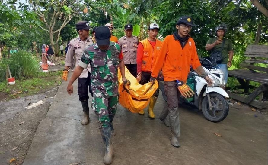 KORBAN BANJIR--Tim gabungan mengevakuasi korban hanyut banjir Semarang, Sabtu (16/5/2026). (ist)