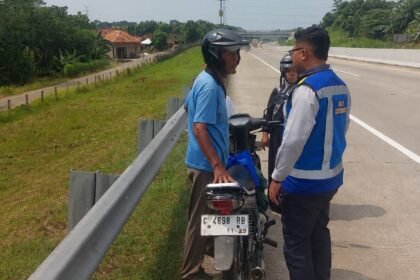 MOTOR MASUK TOL - Petugas Jasa Marga menghentikan pemotor yang masuk Tol Batang dan berkendara melawan arah. (ist)