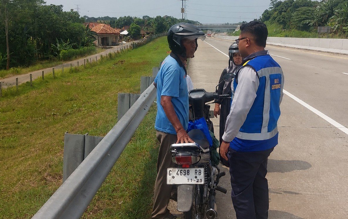 MOTOR MASUK TOL - Petugas Jasa Marga menghentikan pemotor yang masuk Tol Batang dan berkendara melawan arah. (ist)