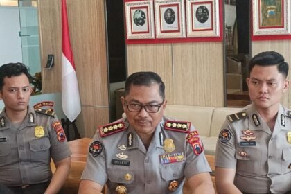 SAMPAIKAN KETERANGAN PERS - Kabid Humas Polda Jateng, Kombes Pol Artanto, memberikan keterangan pers kepada awak media. (dul)