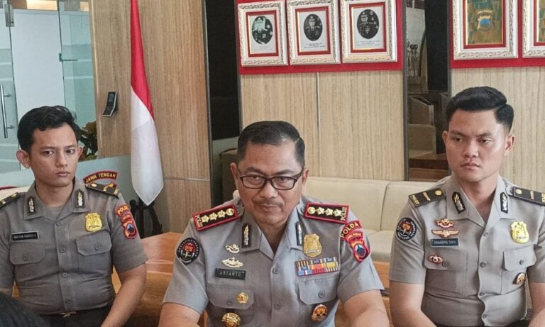 SAMPAIKAN KETERANGAN PERS - Kabid Humas Polda Jateng, Kombes Pol Artanto, memberikan keterangan pers kepada awak media. (dul)