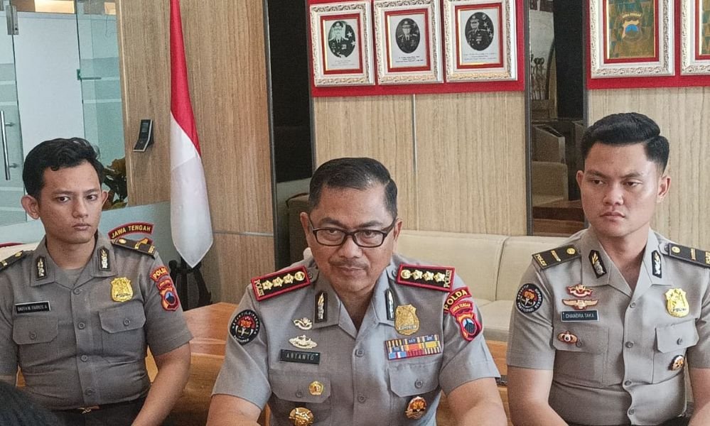 SAMPAIKAN KETERANGAN PERS - Kabid Humas Polda Jateng, Kombes Pol Artanto, memberikan keterangan pers kepada awak media. (dul)