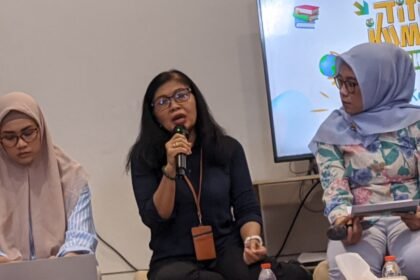 CEK PRODUK - Kepala Tim Informasi dan Komunikasi BPOM Theresiana Ari Wijayanti, meminta masyarakat untuk mengecek produk kecantikan sebelum membeli. (dul)
