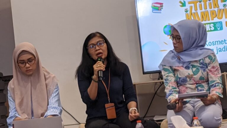 CEK PRODUK - Kepala Tim Informasi dan Komunikasi BPOM Theresiana Ari Wijayanti, meminta masyarakat untuk mengecek produk kecantikan sebelum membeli. (dul)