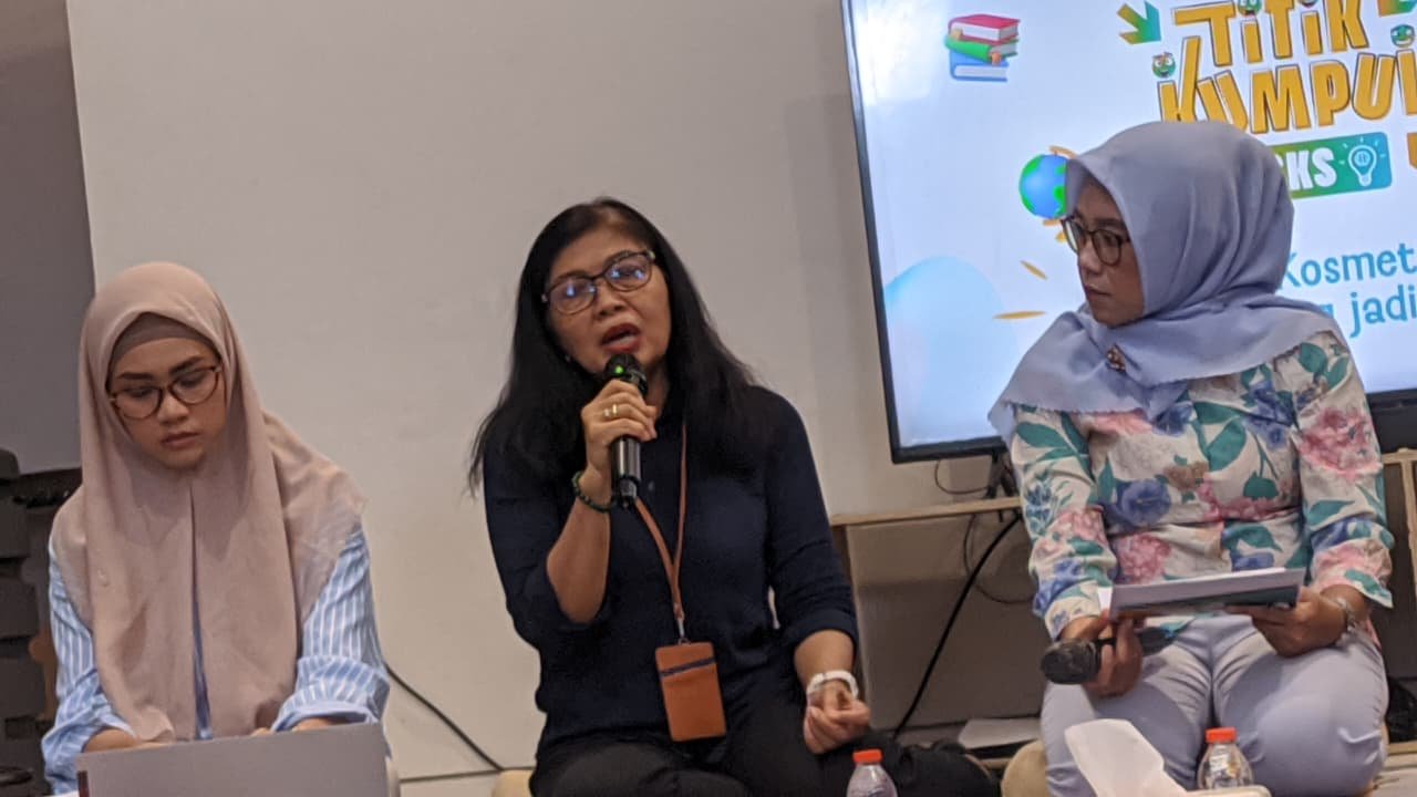CEK PRODUK - Kepala Tim Informasi dan Komunikasi BPOM Theresiana Ari Wijayanti, meminta masyarakat untuk mengecek produk kecantikan sebelum membeli. (dul)