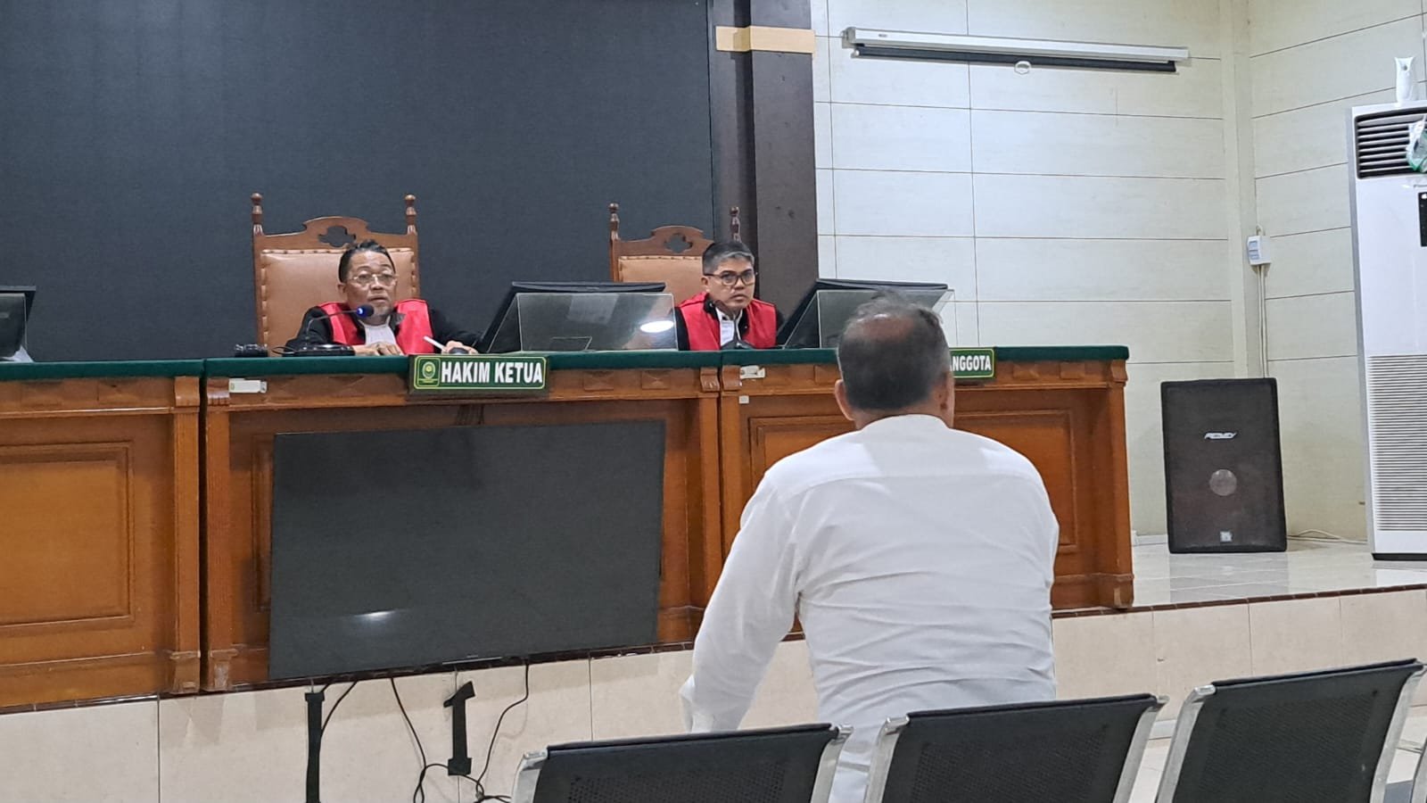 MENGADILI BASUKI--Majelis hakim PN Semarang membacakan putusan terdakwa Basuki di kasus kematian dosen Untag. (bae)