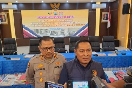 SAMPAIKAN KETERANGAN - Dirreskrimsus Polda Jateng Kombes Pol Djoko Susilo menyampaikan keterangan dalam konferensi pers dugaan penghimpunan dana ilegal yang dijalankan Koperasi Bahana Lintas Nusantara (BLN) di Markas Direktorat Reserse Kriminal Khusus Polda Jateng, Kamis (21/5/2026). (eka)