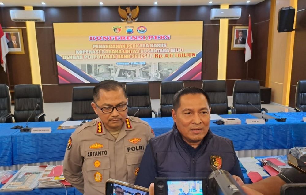 SAMPAIKAN KETERANGAN - Dirreskrimsus Polda Jateng Kombes Pol Djoko Susilo menyampaikan keterangan dalam konferensi pers dugaan penghimpunan dana ilegal yang dijalankan Koperasi Bahana Lintas Nusantara (BLN) di Markas Direktorat Reserse Kriminal Khusus Polda Jateng, Kamis (21/5/2026). (eka)