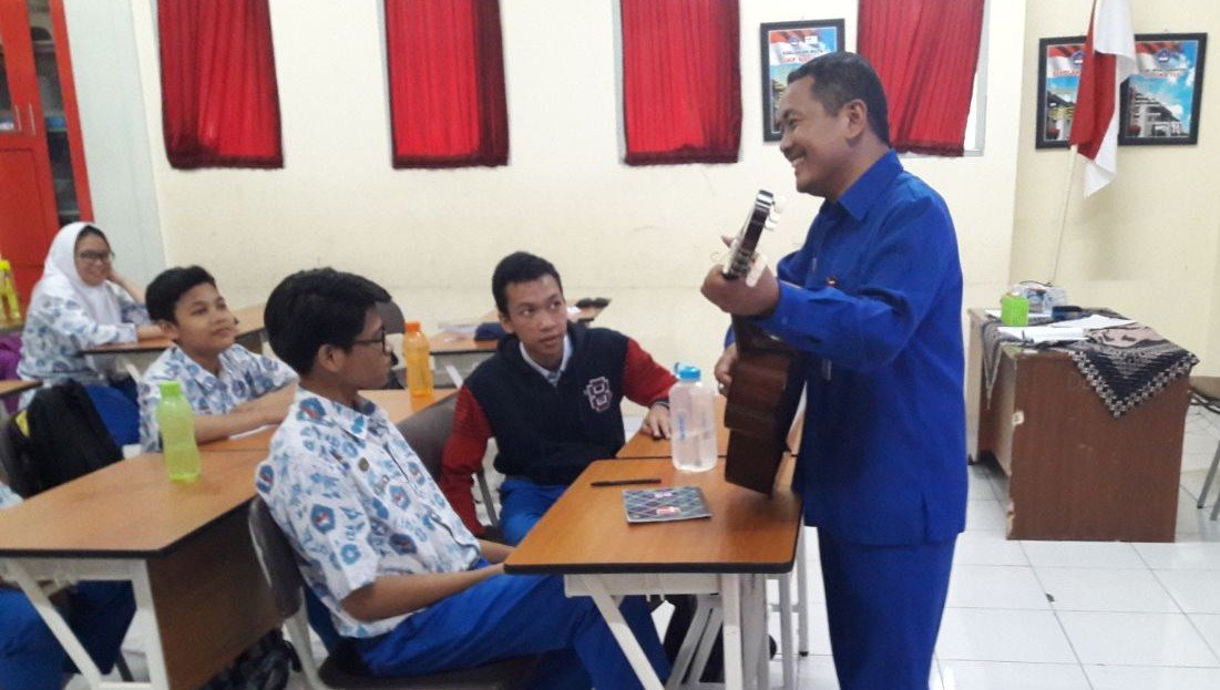 GURU KEREN - Sri Husodo, guru seni musik SMP Nasima Semarang yang akrab dipanggil Dodo, jadi juara pertama lomba cipta lagu atau mars MTQ nasional yang digelar Kementerian Agama RI. (ist)