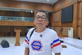 SIAP TAMPIL--Pelawak Jarwo Kwat pada Jumat (22/5/2026), menjelaskan kesan-kesannya jelang penampilannya di pertunjukan teater Keraton Siluman. (bae)