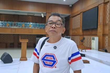 SIAP TAMPIL--Pelawak Jarwo Kwat pada Jumat (22/5/2026), menjelaskan kesan-kesannya jelang penampilannya di pertunjukan teater Keraton Siluman. (bae)