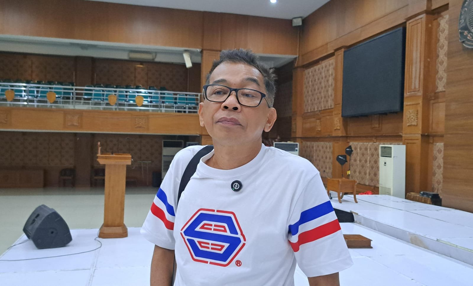 SIAP TAMPIL--Pelawak Jarwo Kwat pada Jumat (22/5/2026), menjelaskan kesan-kesannya jelang penampilannya di pertunjukan teater Keraton Siluman. (bae)