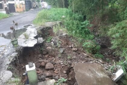 LONGSOR MELUAS - Longsor di tepi jalan turut Kelurahan Kalipacur, Kecamatan Gunungpati, Kota Semarang, bikin warga semakin was-was saat melintas, Jumat (22/5/2026). (dul)