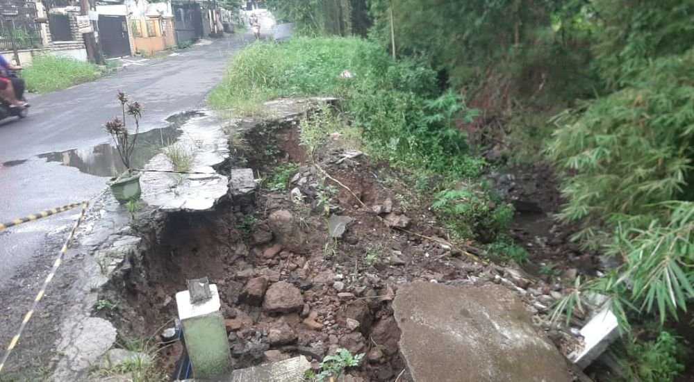 LONGSOR MELUAS - Longsor di tepi jalan turut Kelurahan Kalipacur, Kecamatan Gunungpati, Kota Semarang, bikin warga semakin was-was saat melintas, Jumat (22/5/2026). (dul)