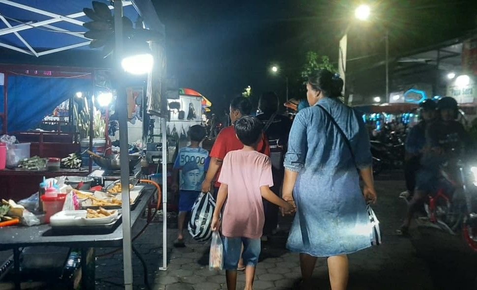 PASAR JUMAT - Keramaian Pasar Jumat di Semarang Zoo jelang malam hari, Jumat (22/5/2026). (dul)