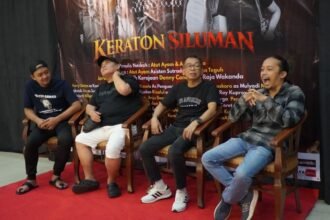 KRITIK SOSIAL LEWAT LAWAK - Aktor teater komedi Keraton Siluman, saat jumpa pers sebelum pertunjukan. (ist)
