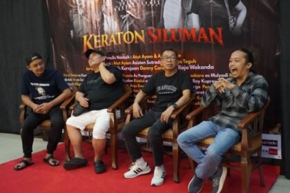 KRITIK SOSIAL LEWAT LAWAK - Aktor teater komedi Keraton Siluman, saat jumpa pers sebelum pertunjukan. (ist)