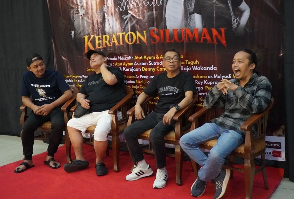 KRITIK SOSIAL LEWAT LAWAK - Aktor teater komedi Keraton Siluman, saat jumpa pers sebelum pertunjukan. (ist)