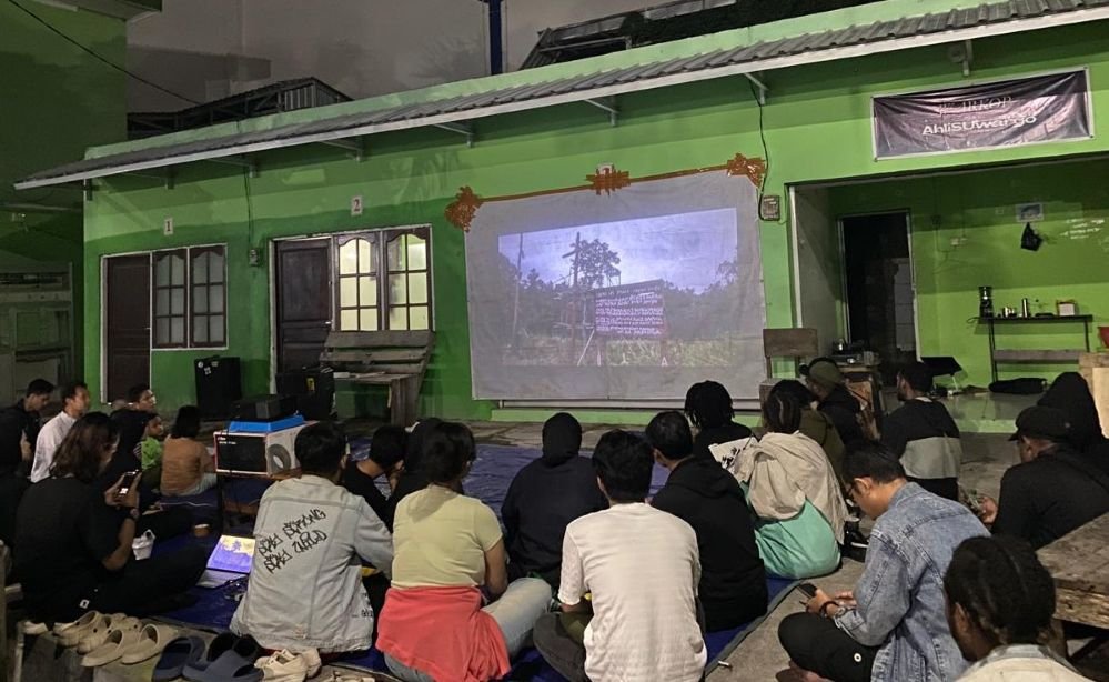 NOBAR - Penonton antusias menyaksikan nonton bareng film Pesta Babi di Semarang, yang juga dihadiri oleh sejumlah mahasiswa asal Papua, Sabtu (23/5/2026). (dul)
