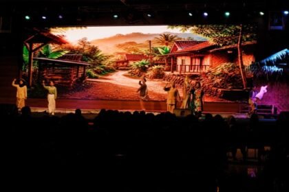 TERTAWA ALA NEGERI WACANDA - Pertunjukan tetaer Keraton Siluman yang penuh kritik sosial yang dibungkus dalam canda tawa, sukses mengocok perut penonton di UPGRIS, Sabtu (23/5/2026). (dul)