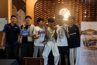 JUARA TURNAMEN--Tim Blakutak menunjukkan sertifikat juara turnamen Free Fire Clash Squad 4v4 di Openaire Resto Semarang. (ist)