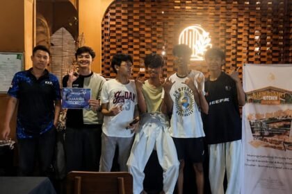JUARA TURNAMEN--Tim Blakutak menunjukkan sertifikat juara turnamen Free Fire Clash Squad 4v4 di Openaire Resto Semarang. (ist)