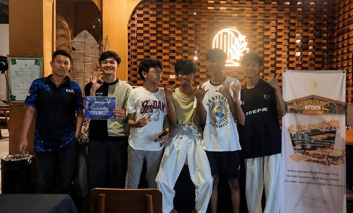 JUARA TURNAMEN--Tim Blakutak menunjukkan sertifikat juara turnamen Free Fire Clash Squad 4v4 di Openaire Resto Semarang. (ist)