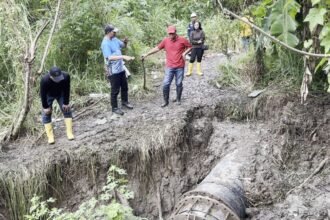 PERBAIKI PIPA--Petugas memperbaiki pipa PDAM yang rusak akibat tanah gerak. (ist)