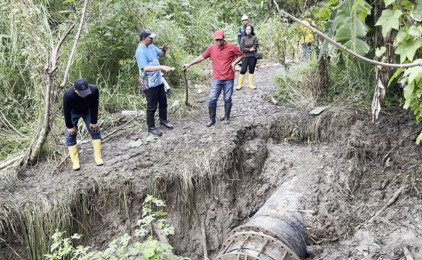 PERBAIKI PIPA--Petugas memperbaiki pipa PDAM yang rusak akibat tanah gerak. (ist)
