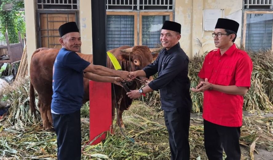 SERAHKAN HEWAN KURBAN - Sekretaris DPD PDIP Jateng secara simbolis menyerahkan hewan kurban kepada panitia kurban. (ist)