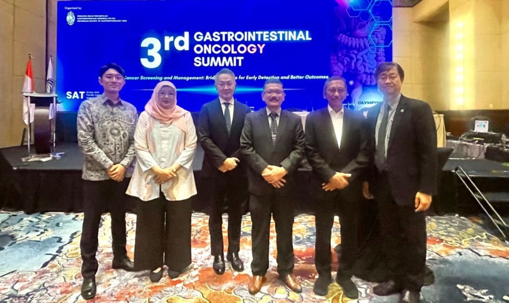 DARI KIRI KE KANAN: Koji Onda (Presdir Olympus Medical Indonesia); Dr. Siti Nadia Tarmizi, M. Epid (Direktur Penyakit Tidak Menular Kemenkes RI); Prof. Takahisa Matsuda, MD, PhD (President The Japanese Society of Gastrointestinal Cancer Screening); Prof. Dr. dr. Ari Fahrial Syam, MMB, FACP, FACG (Ketua PB PGI); Prof. DR Dr Murdani Abdullah, FACG, FASGE, (Kepala Human Cancer Research Centre IMERI FKUI); Prof. Han-Mo Chiu, MD, PhD (National Taiwan University & Hospital). (ist)