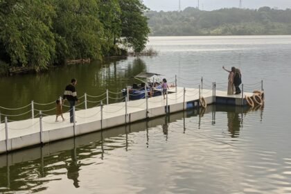 WISATA SPEEDBOAT - Pengunjung Waduk Jatibarang, Semarang, swafoto di dermaga wisata speedboat. (dul)